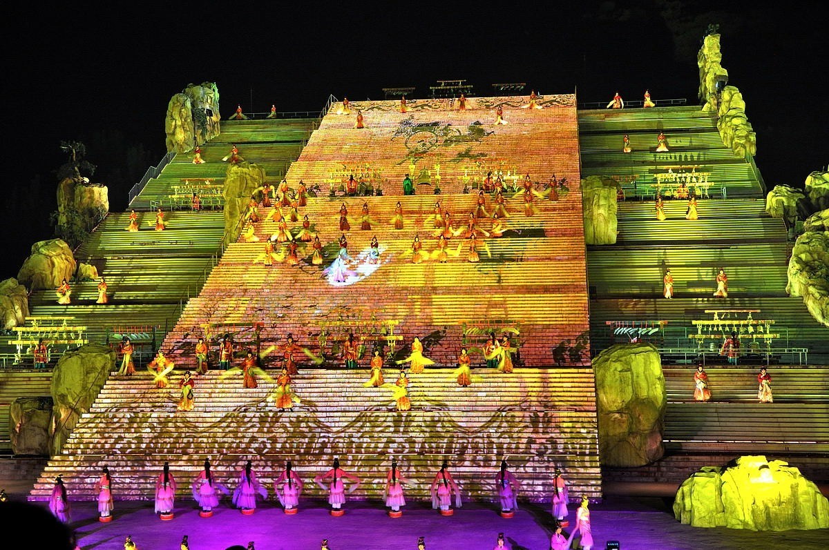 中华泰山脚下的剧照，祝大家春节快乐！