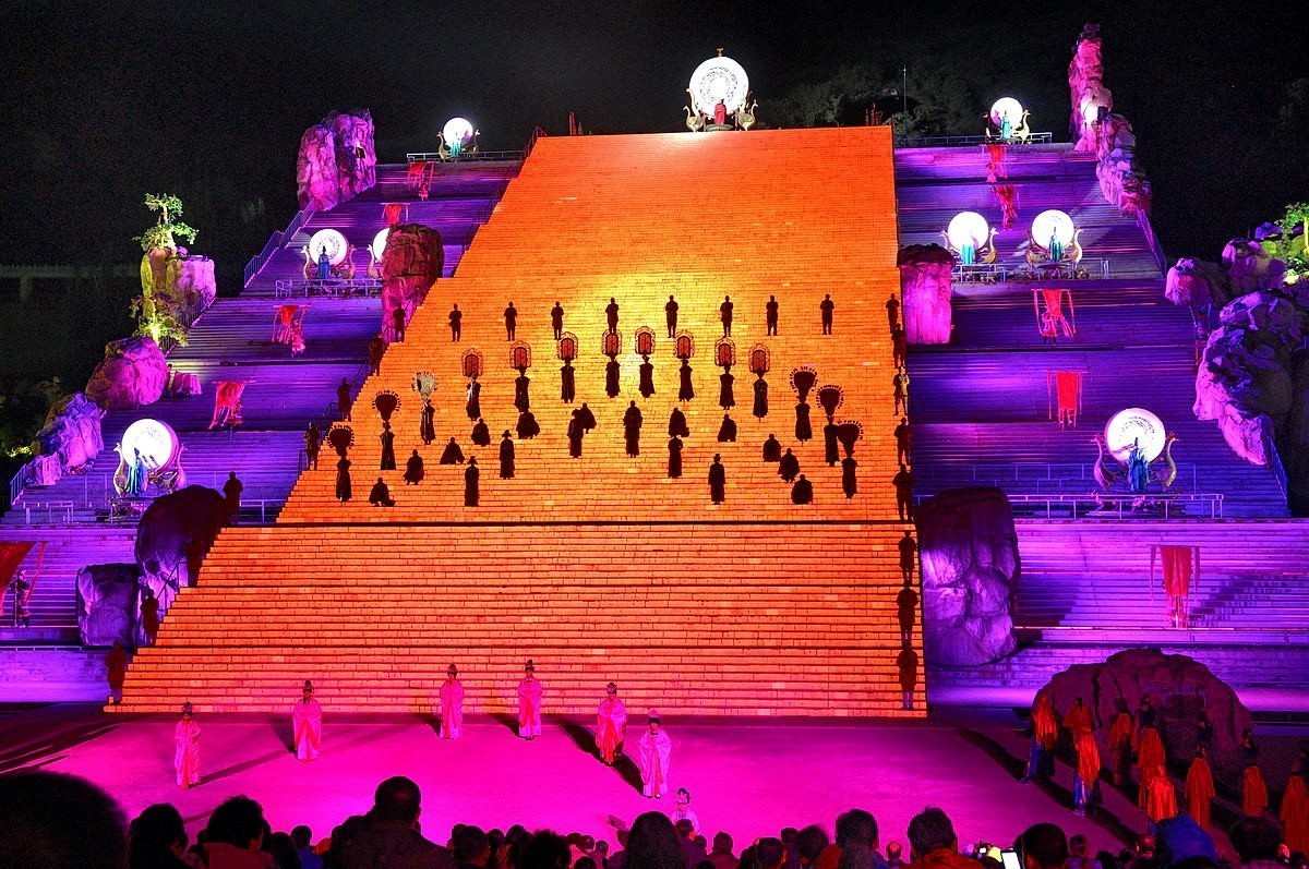 中华泰山脚下的剧照，祝大家春节快乐！