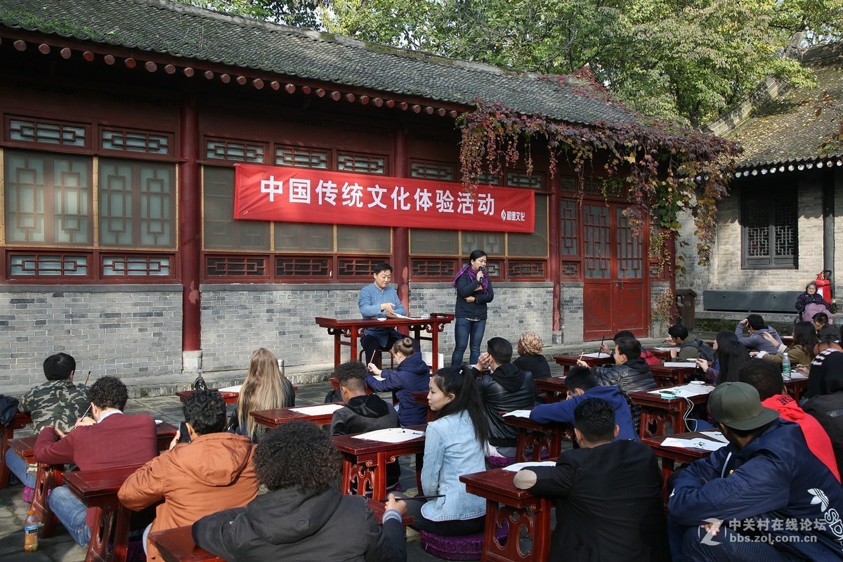 西安好多老外在小雁塔体验中国传统文化“和”