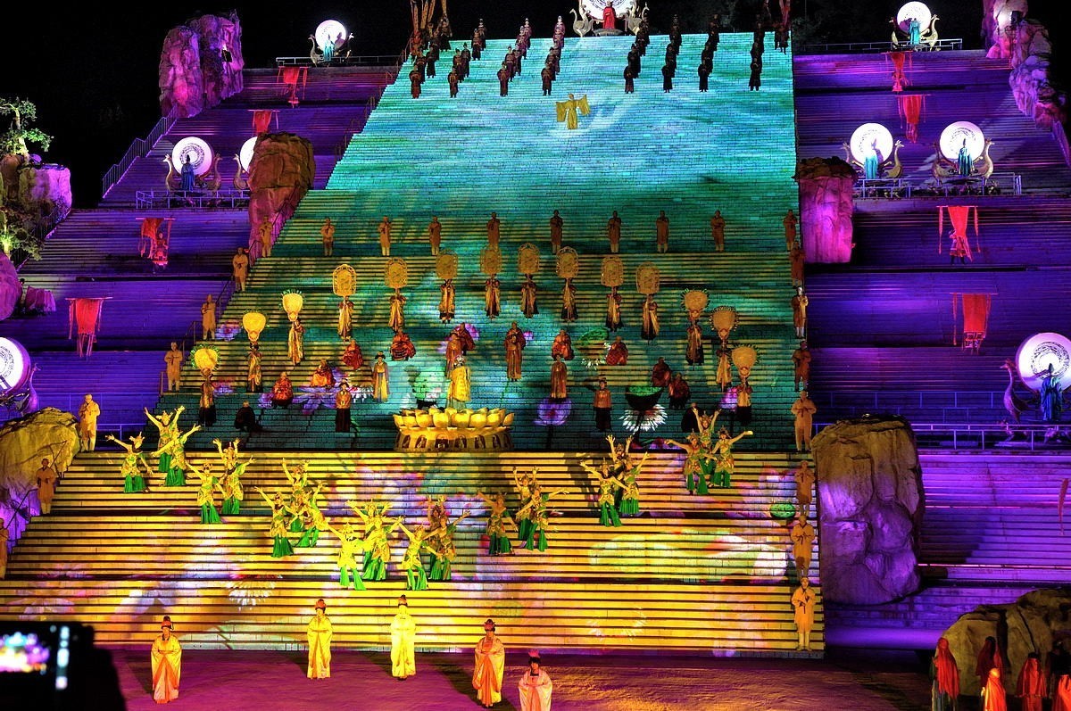 中华泰山脚下的剧照，祝大家春节快乐！