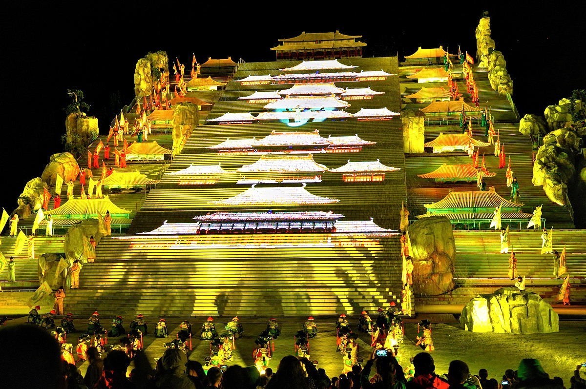 中华泰山脚下的剧照，祝大家春节快乐！