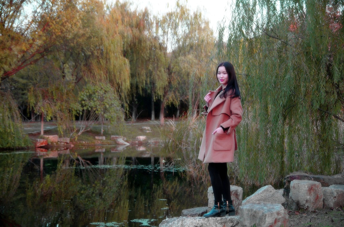 小桥边的佳丽。。。。。。。祝贺红河星空(中国)开版！