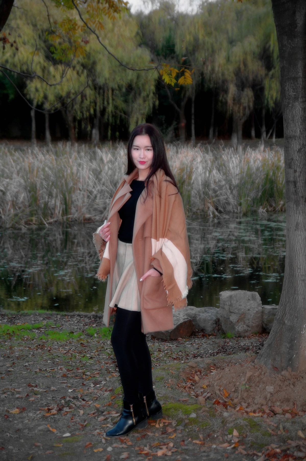 小桥边的佳丽。。。。。。。祝贺红河星空(中国)开版！