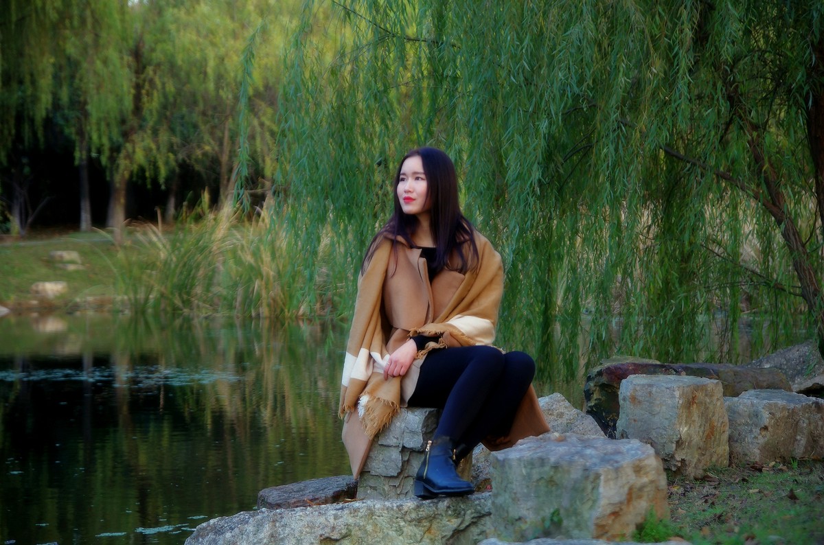 小桥边的佳丽。。。。。。。祝贺红河星空(中国)开版！