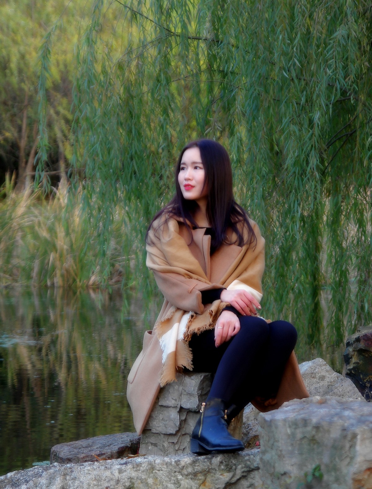 小桥边的佳丽。。。。。。。祝贺红河星空(中国)开版！