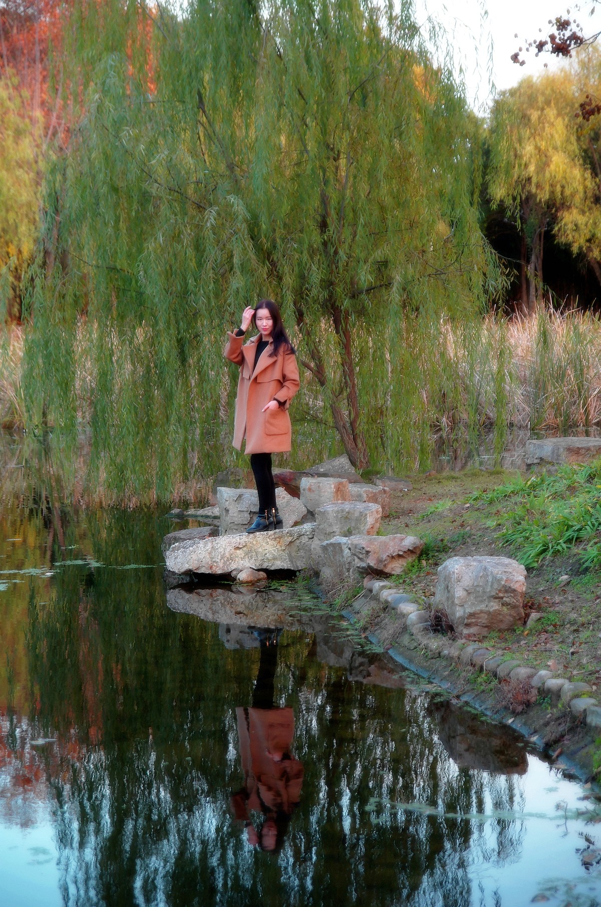 小桥边的佳丽。。。。。。。祝贺红河星空(中国)开版！