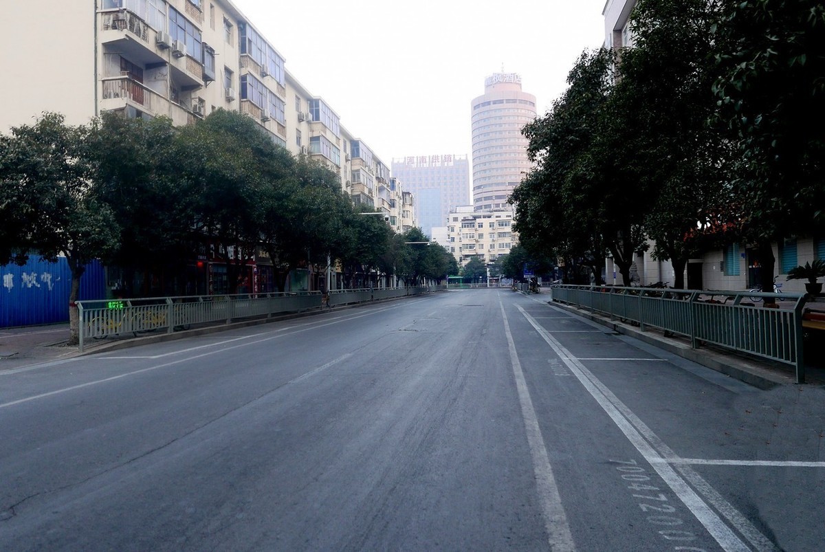 年初一早晨的街道静悄悄
