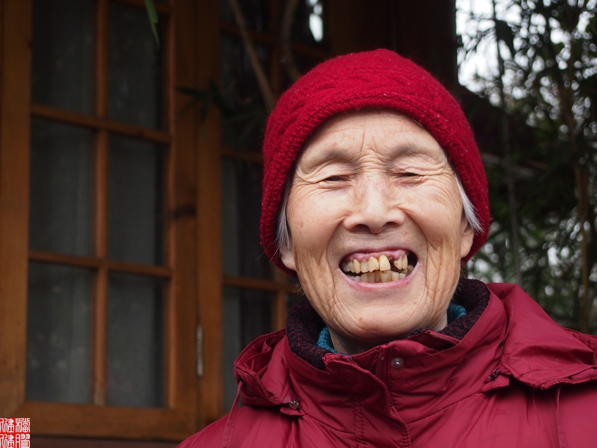 我镜头下的两位老妈妈---祝二老身体健康，新年快乐！