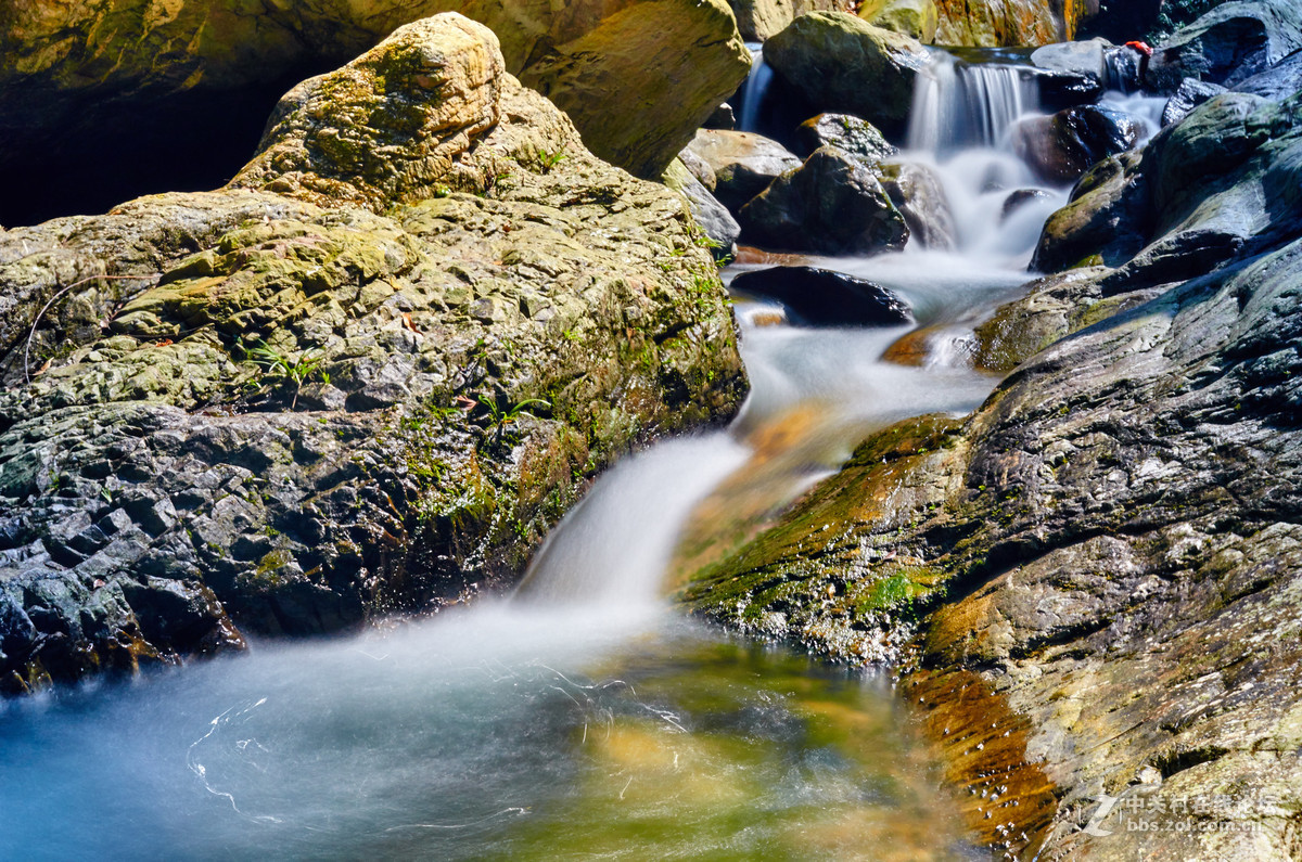 一溪流水一溪云