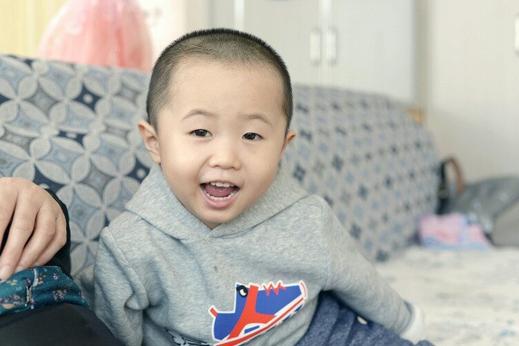 腾龙a012拍自家娃