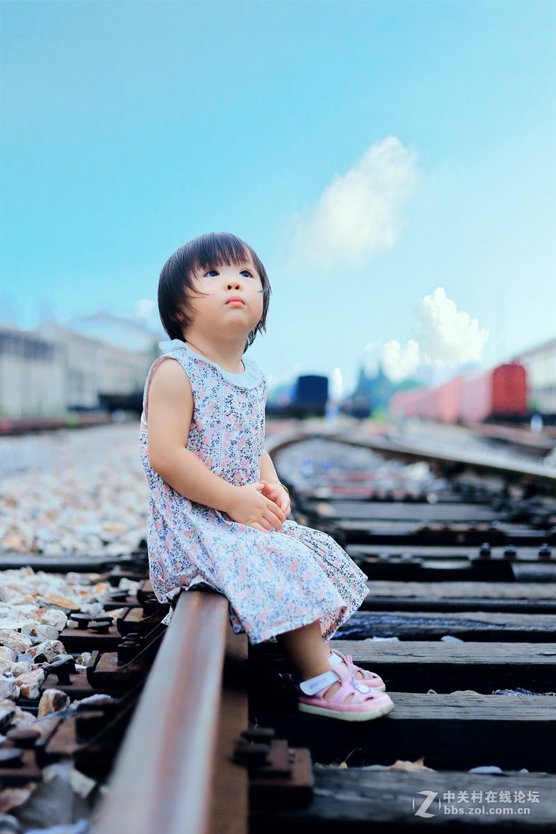 铁轨上玩耍的小丫头