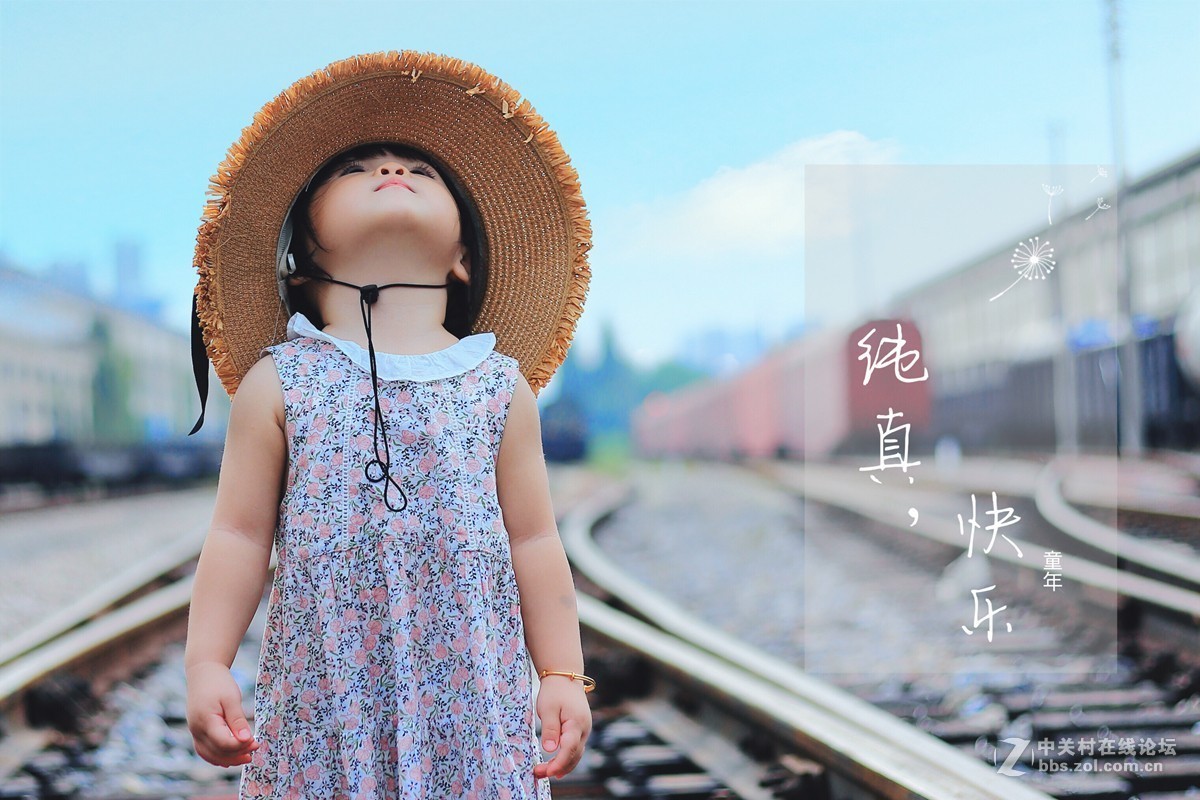 铁轨上玩耍的小丫头