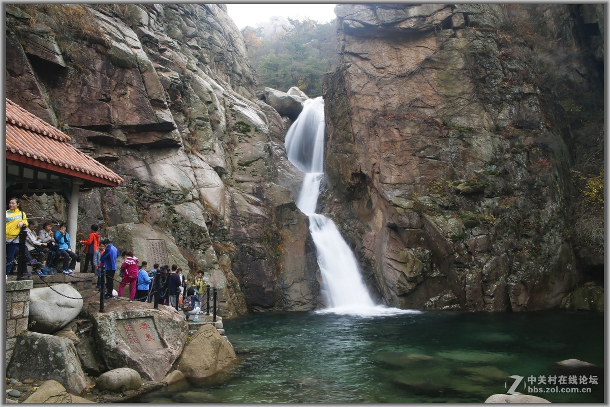 深秋瀑布源水来 划然下裂长峰开