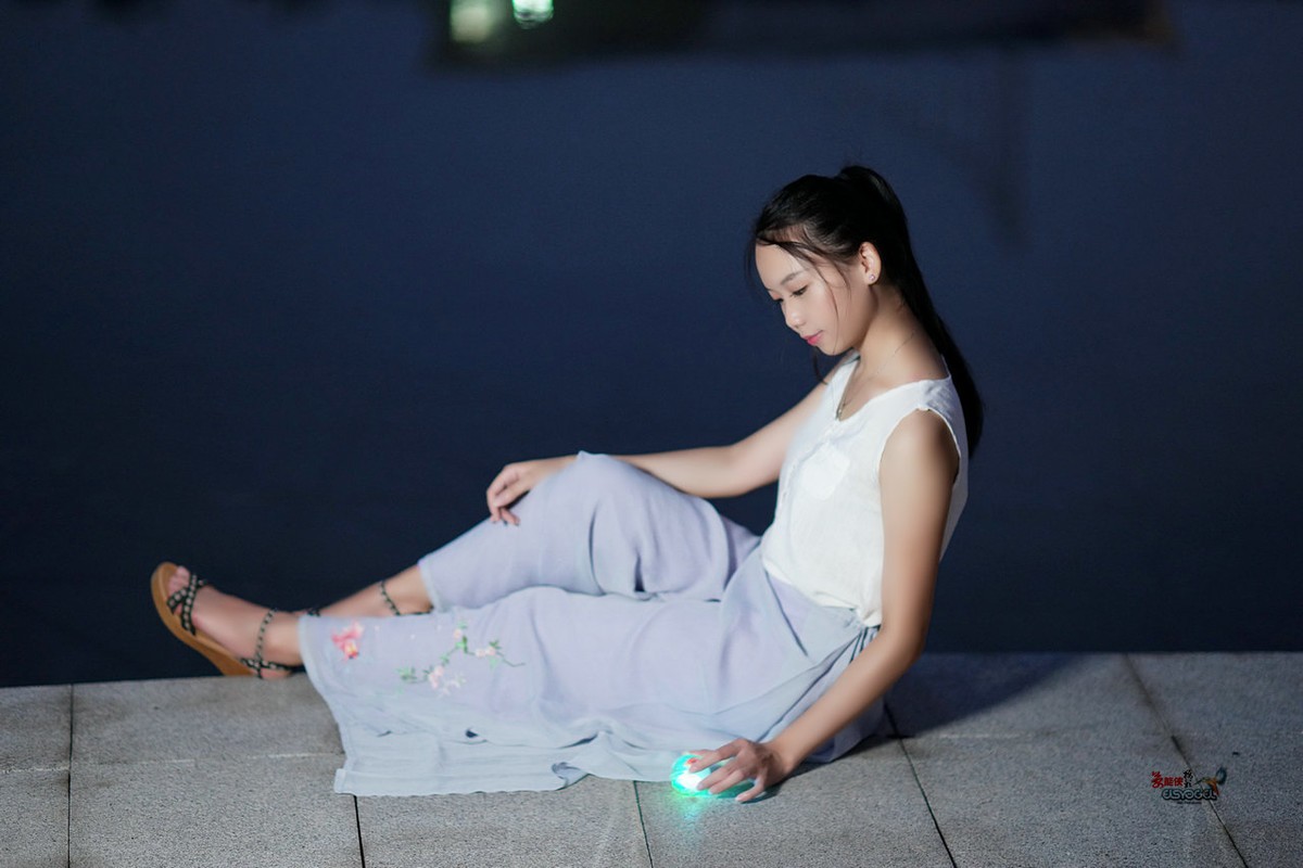 【夜拍少女】 ---洛离