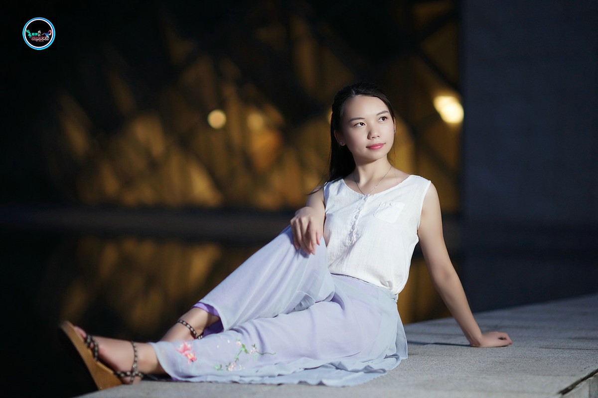 【夜拍少女】 ---洛离