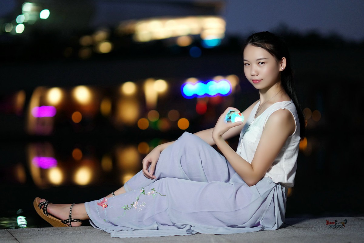 【夜拍少女】 ---洛离