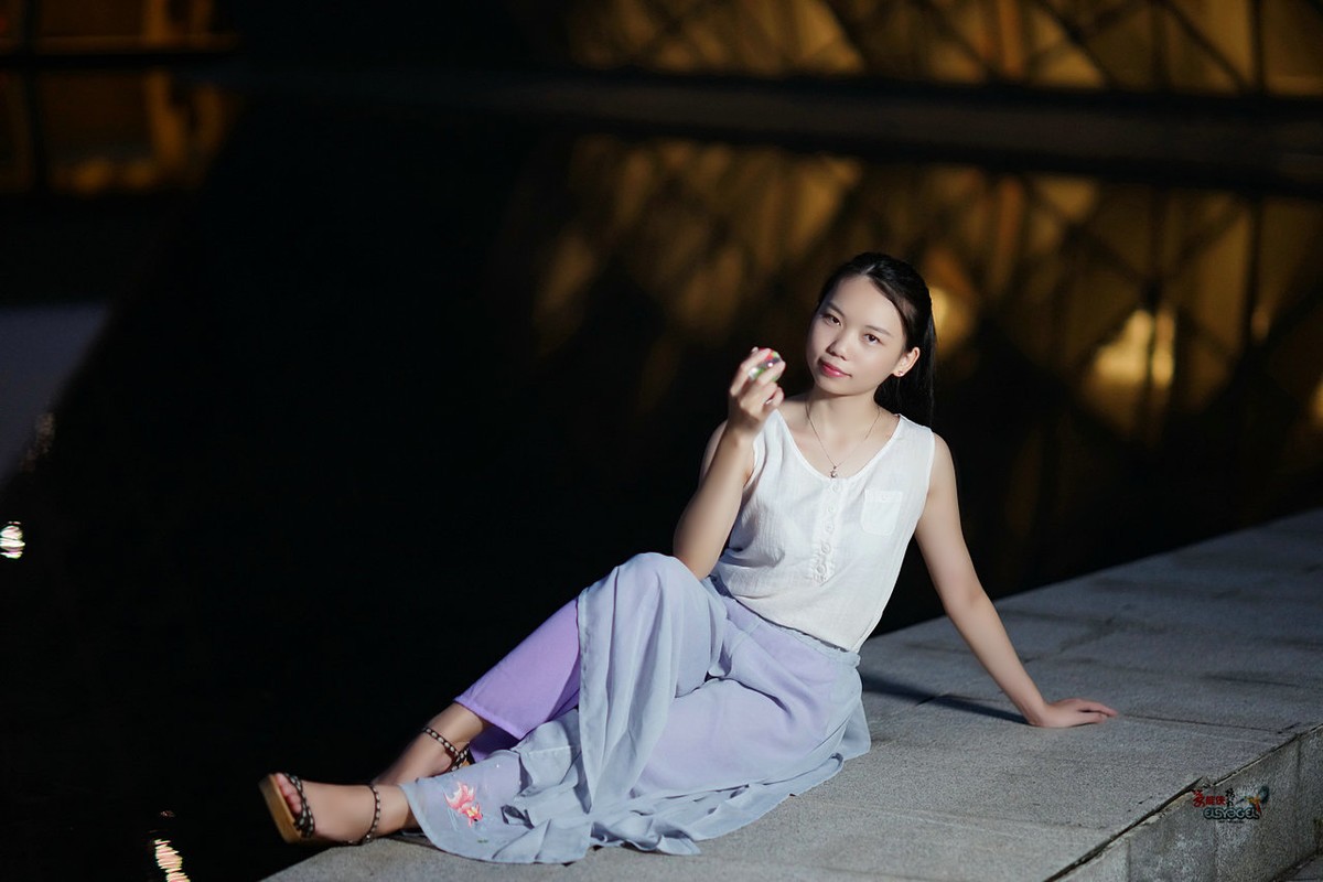 【夜拍少女】 ---洛离