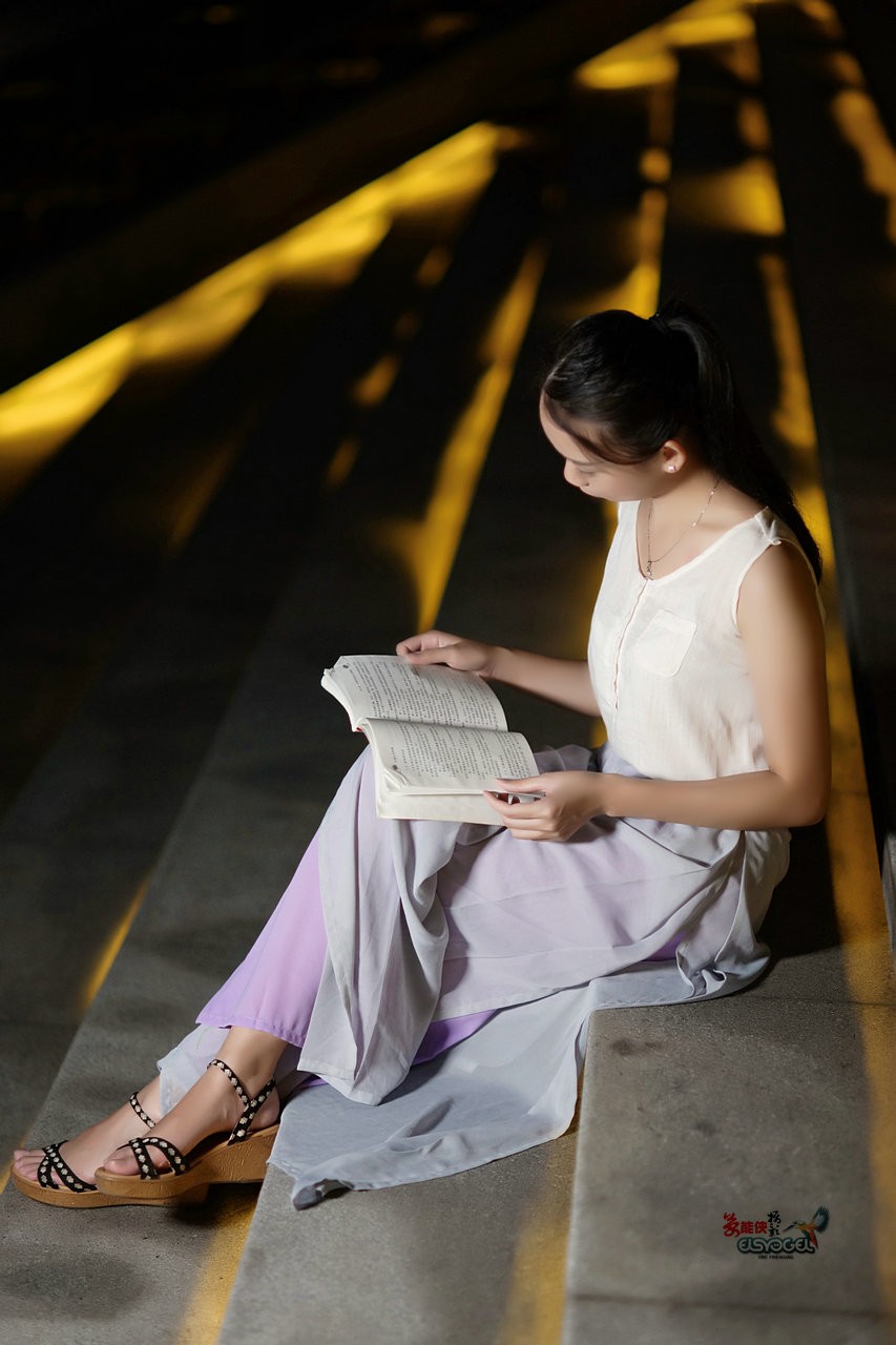 【夜拍少女】 ---洛离