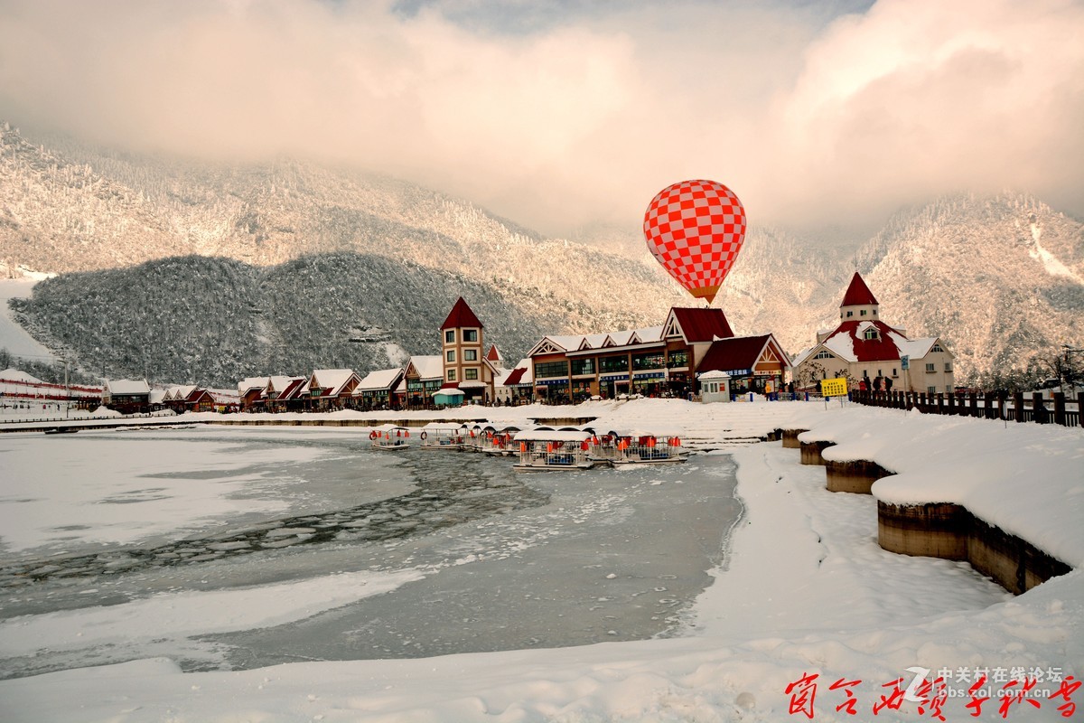 窗含西岭千秋雪，门泊东吴万里船。