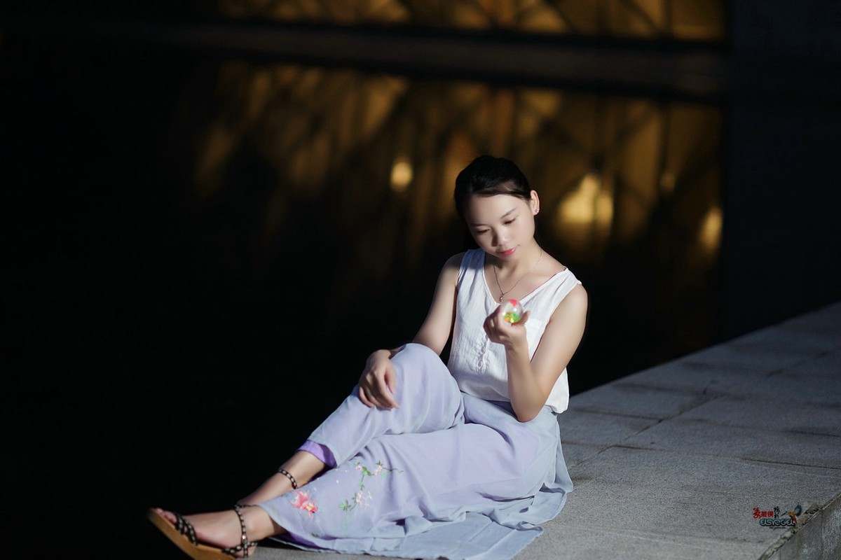 【夜拍少女】 ---洛离