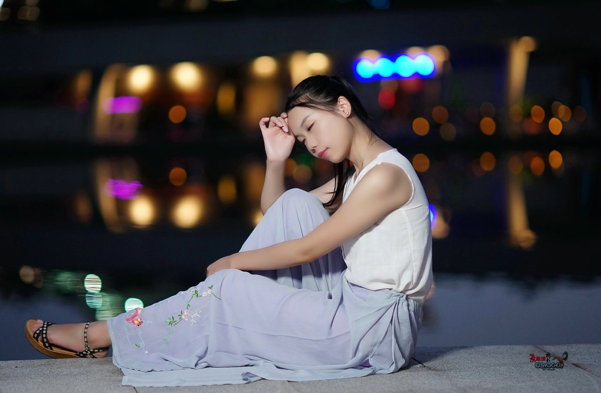 【夜拍少女】 ---洛离