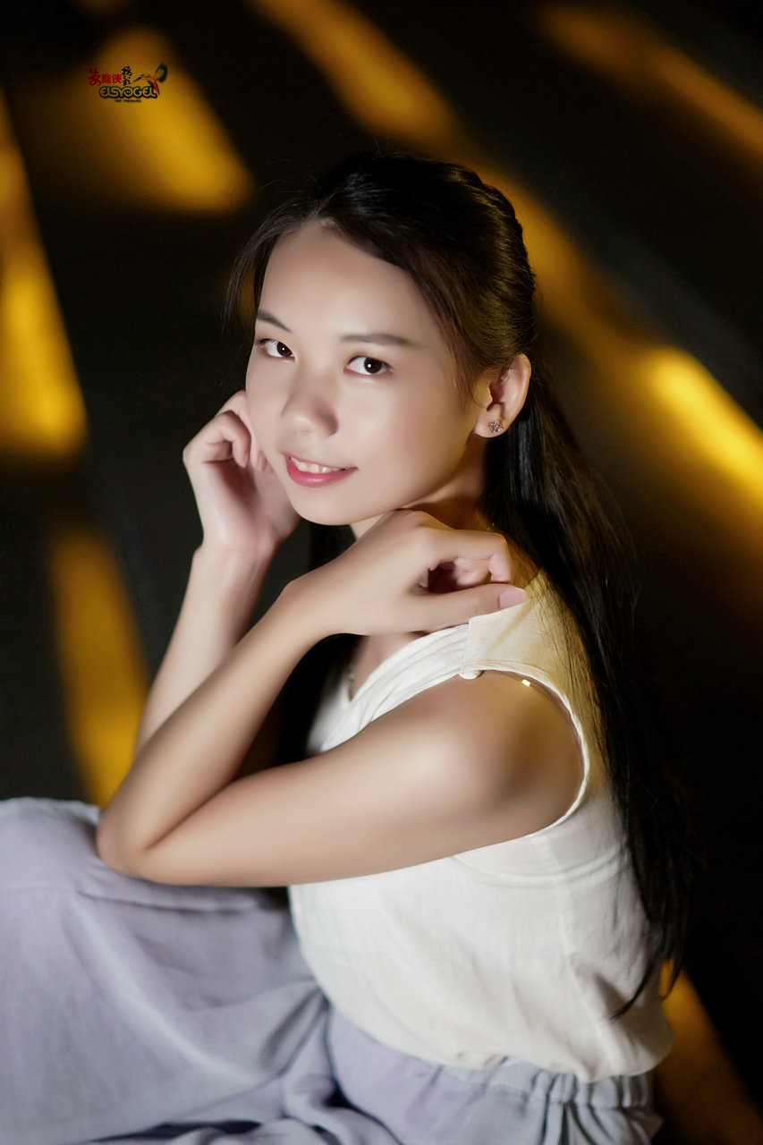 【夜拍少女】 ---洛离