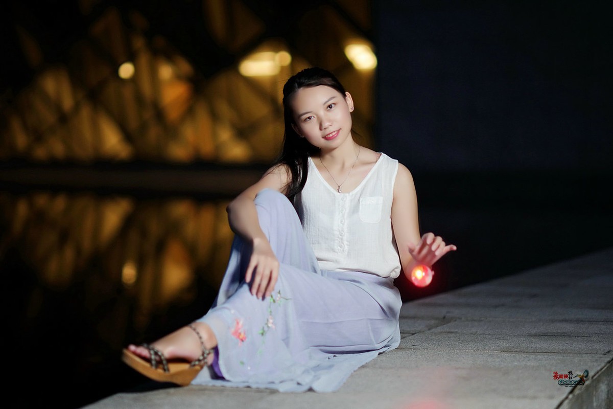 【夜拍少女】 ---洛离