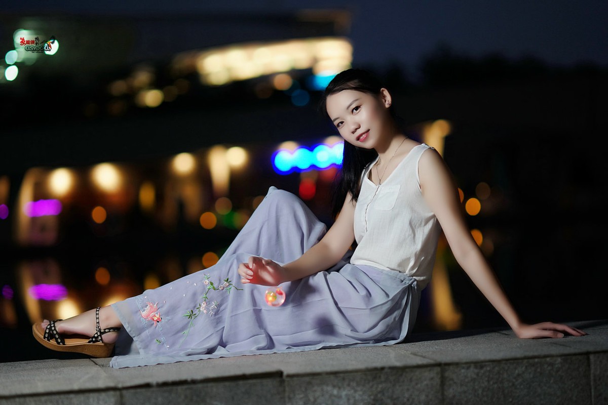 【夜拍少女】 ---洛离