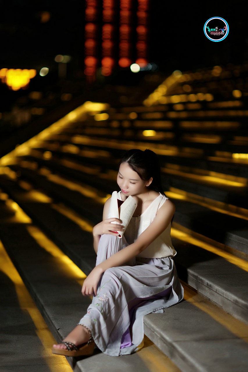 【夜拍少女】 ---洛离