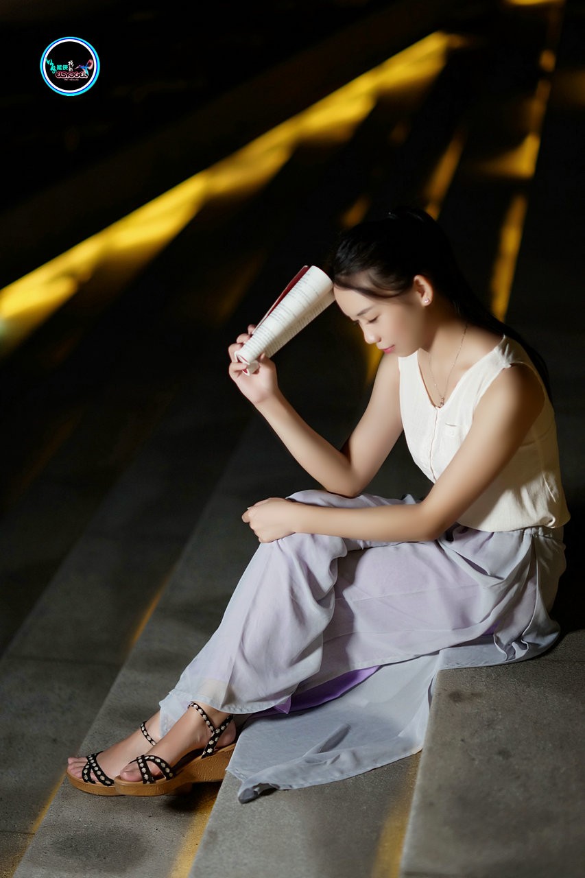 【夜拍少女】 ---洛离