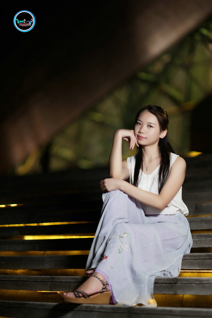 【夜拍少女】 ---洛离