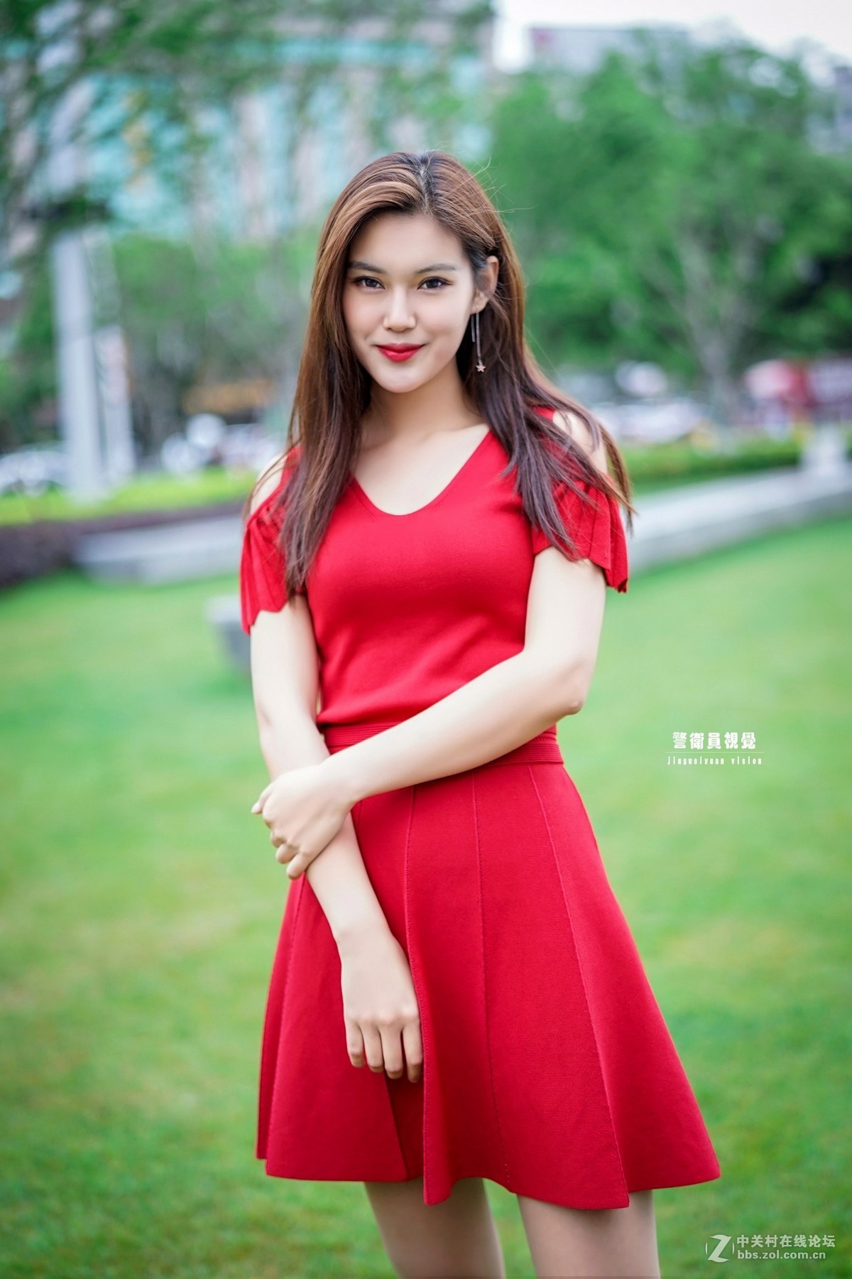 红裙少女by警卫员