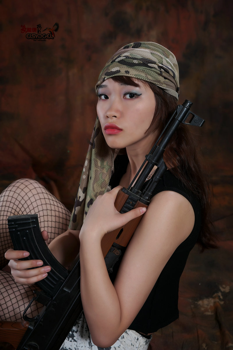 玩刀弄枪的少女嘉蕙