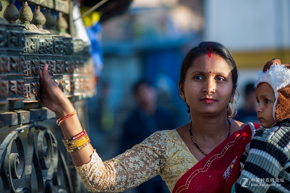 经筒前的人们（摄于尼泊尔加德满都）
