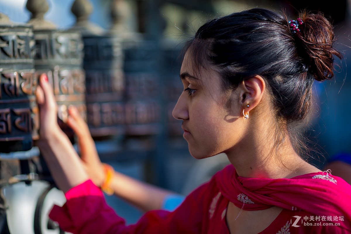 经筒前的人们（摄于尼泊尔加德满都）