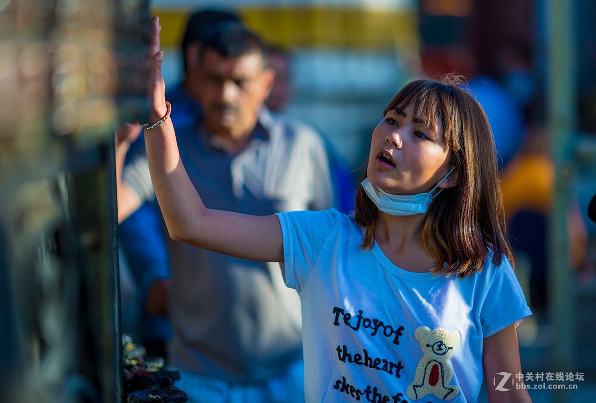 经筒前的人们（摄于尼泊尔加德满都）