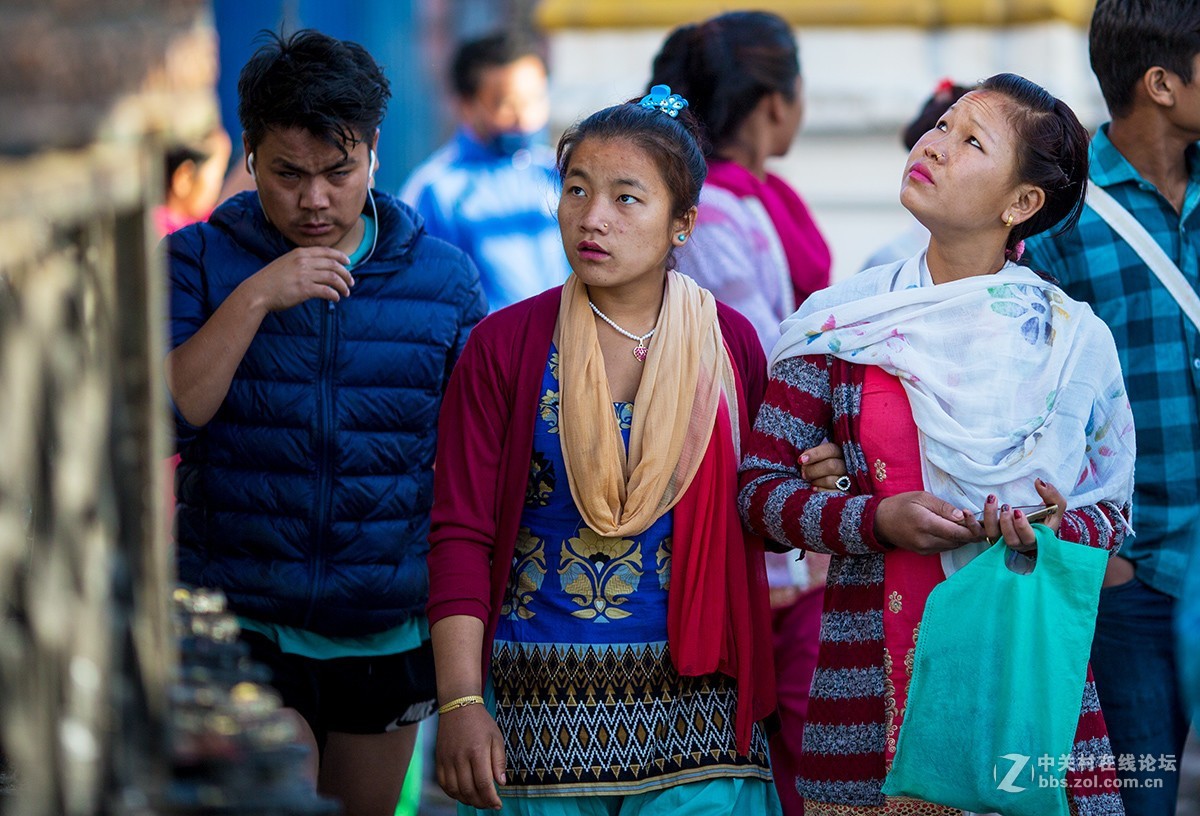 经筒前的人们（摄于尼泊尔加德满都）