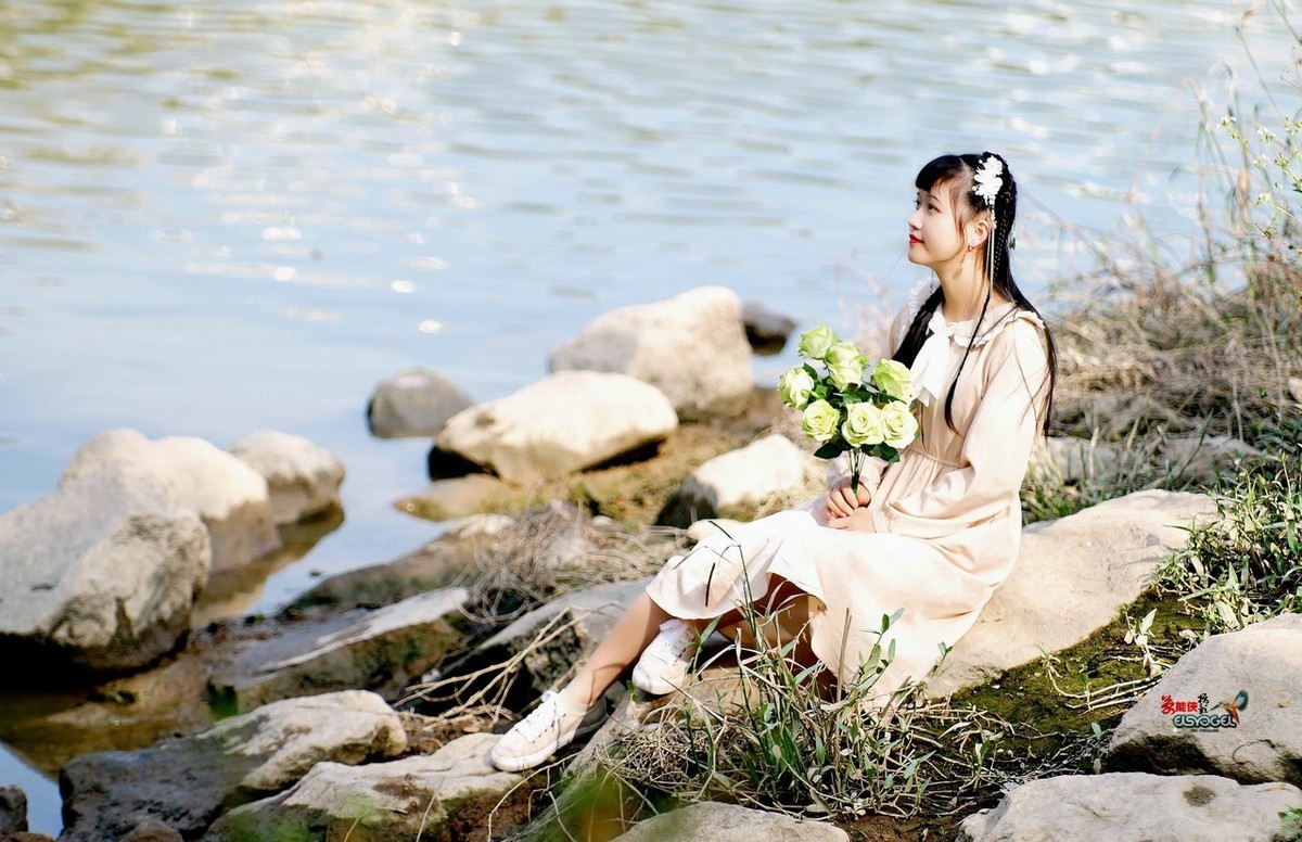 河边的姑娘明欣