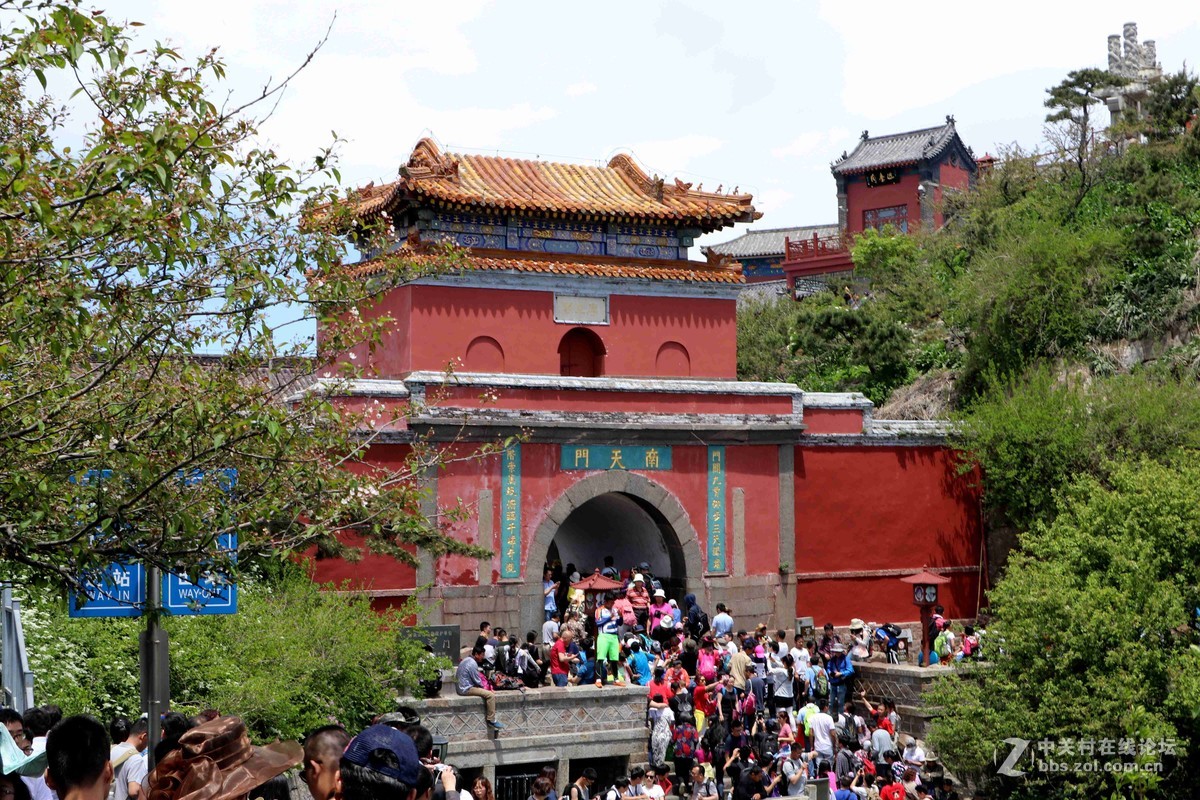 2016表白日与泰山奶奶亲密接触一把