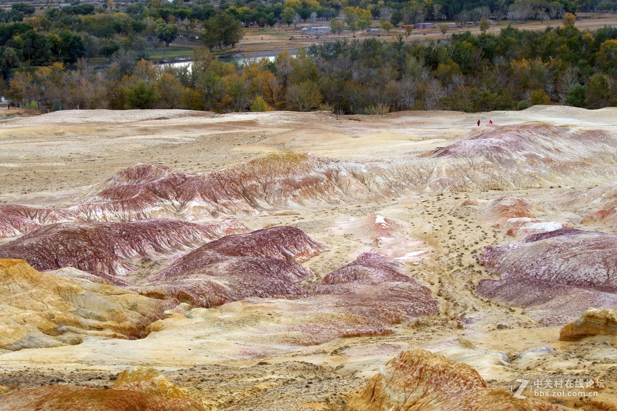 布尔津五彩滩外的彩岩