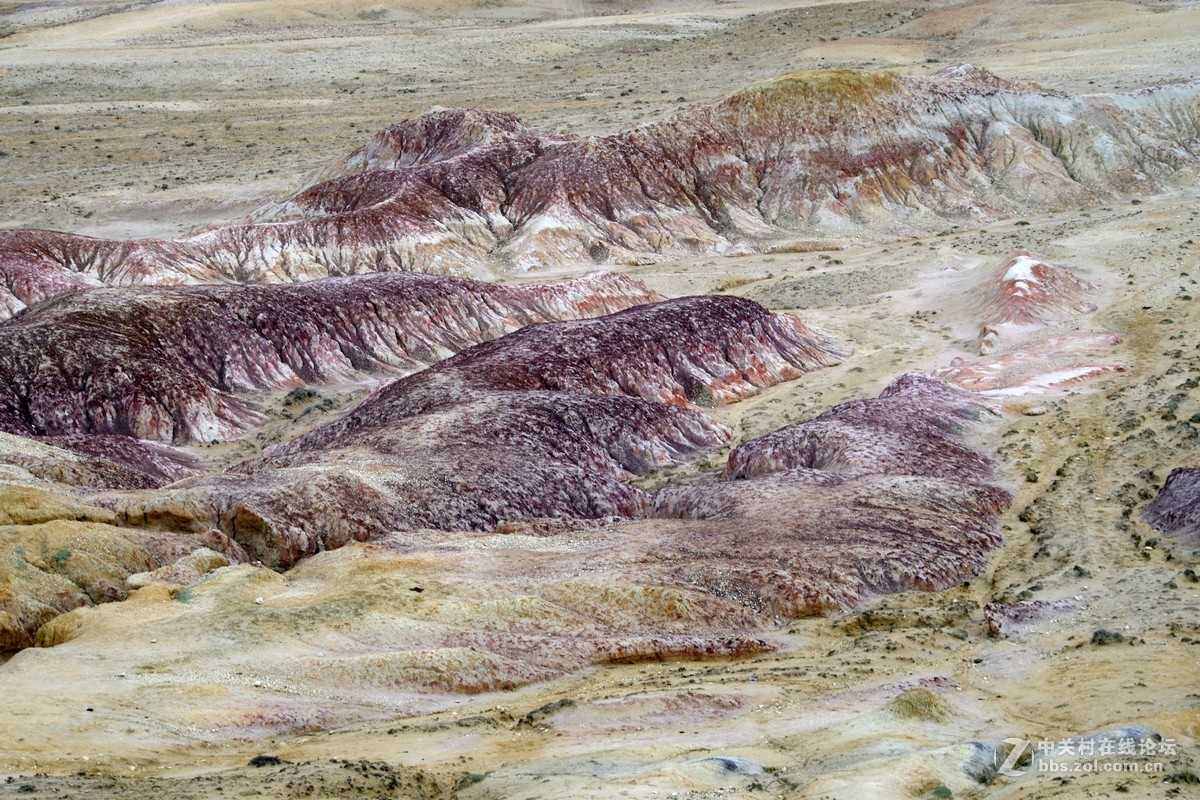 布尔津五彩滩外的彩岩