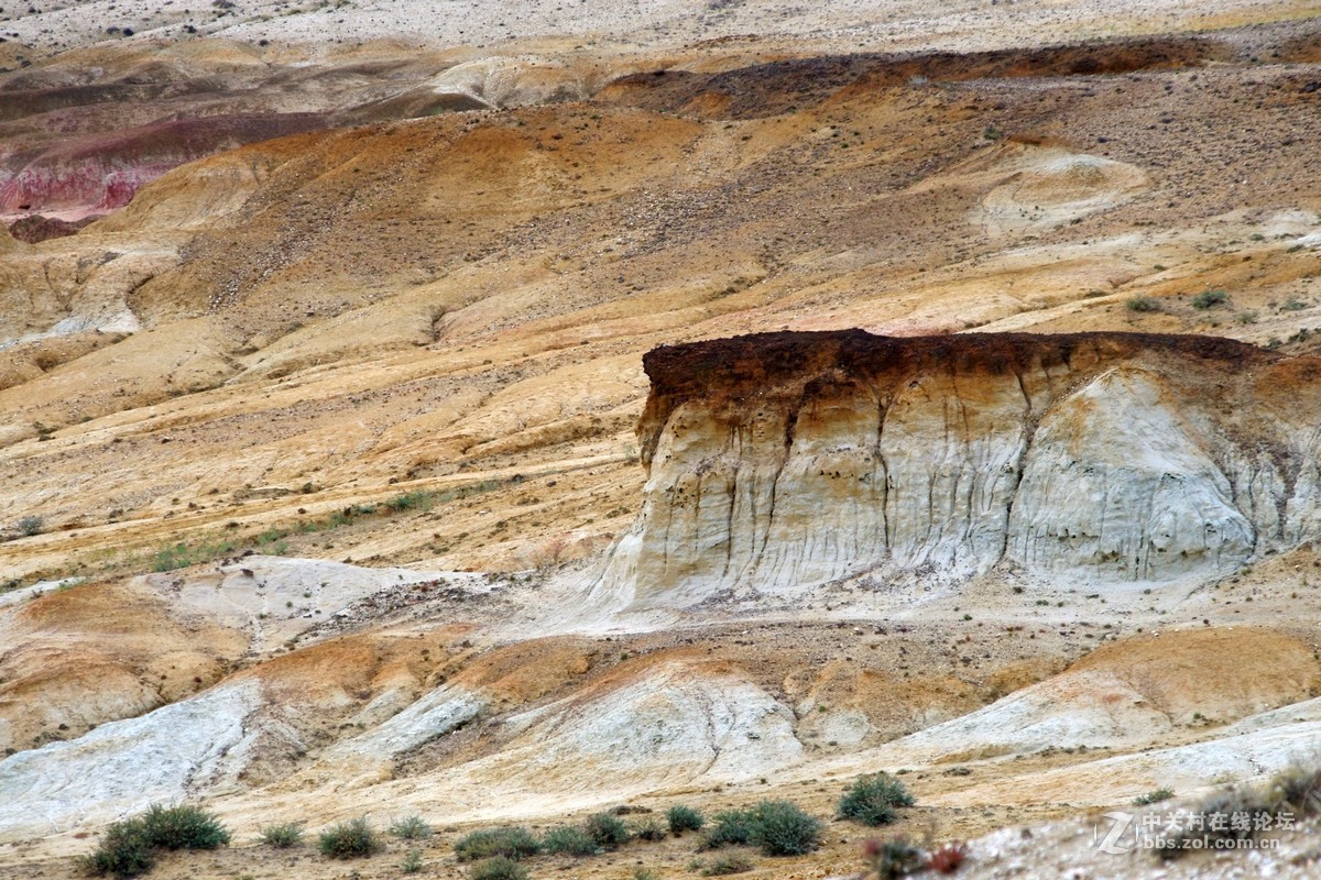 布尔津五彩滩外的彩岩