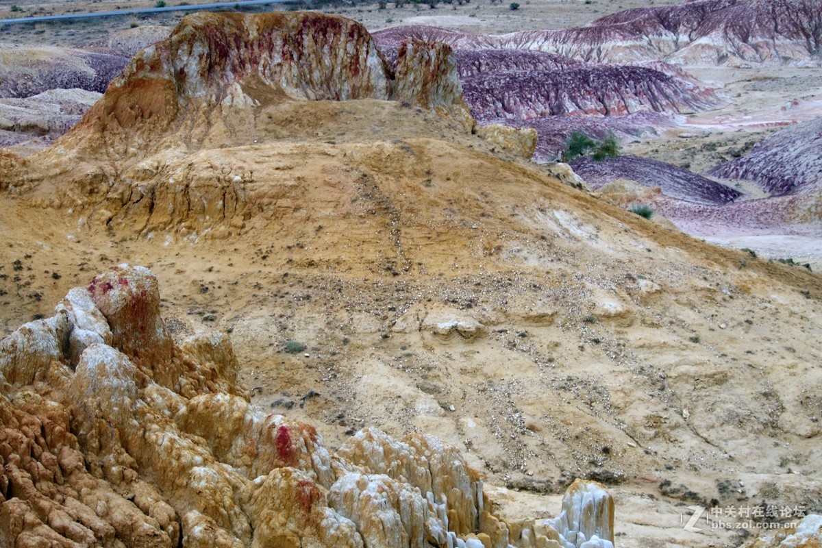 布尔津五彩滩外的彩岩