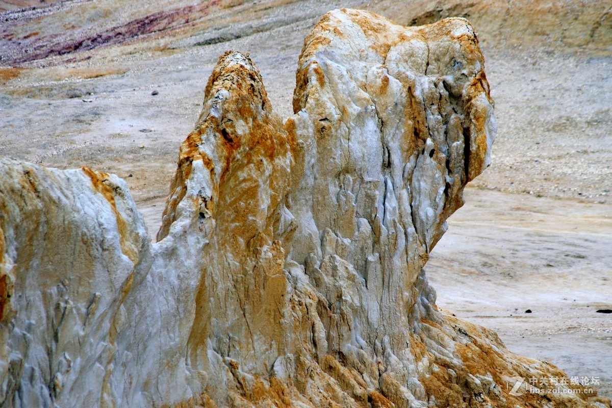 布尔津五彩滩外的彩岩