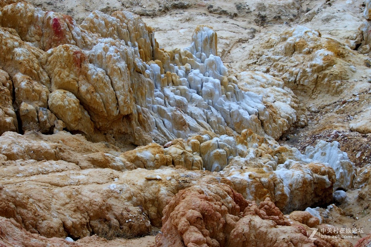 布尔津五彩滩外的彩岩
