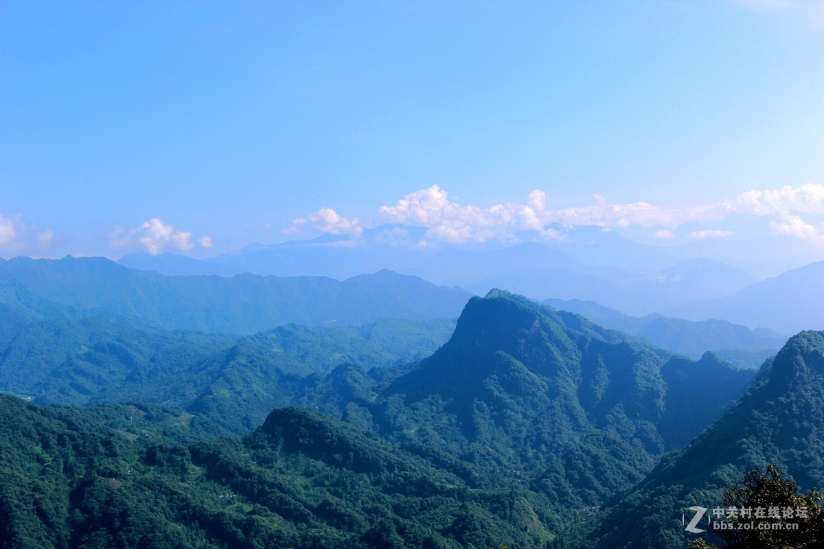 藍天白雲大山