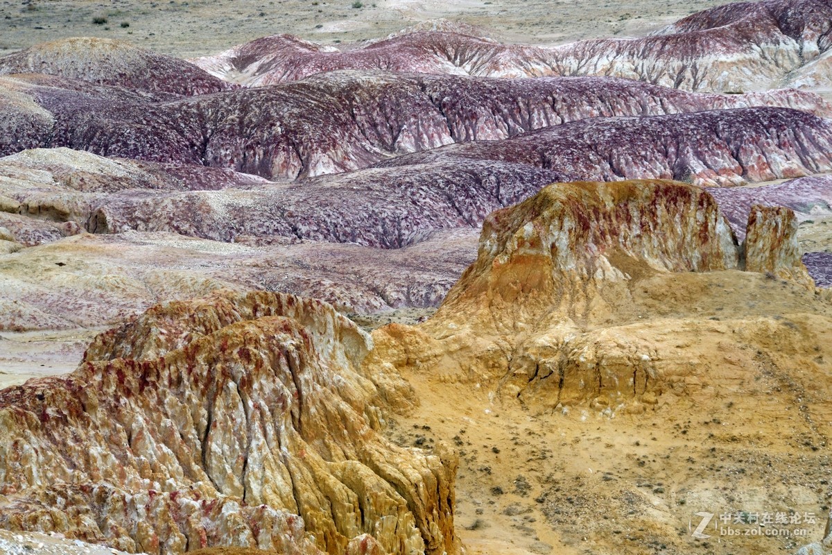 布尔津五彩滩外的彩岩