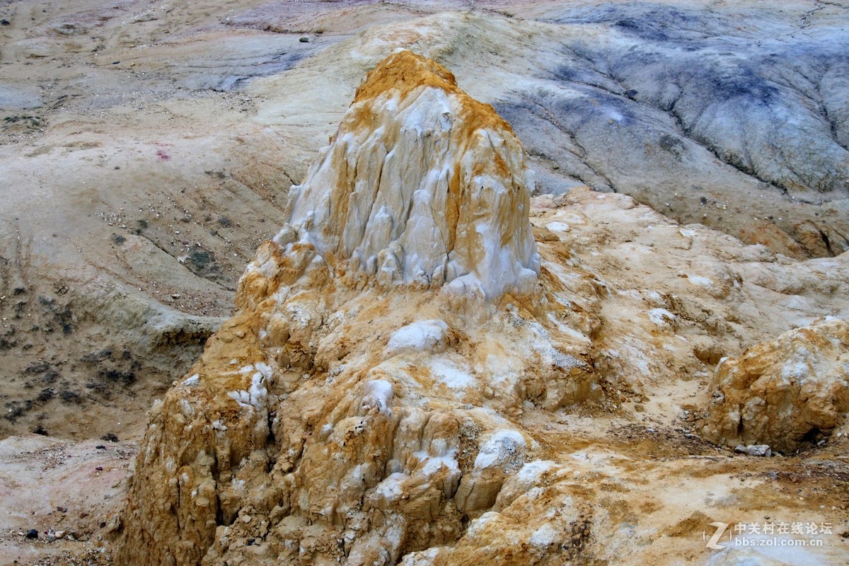 布尔津五彩滩外的彩岩