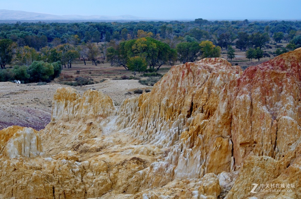 布尔津五彩滩外的彩岩