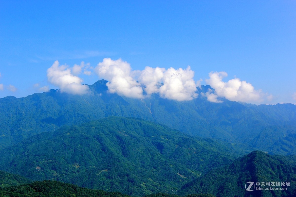 藍天白雲大山